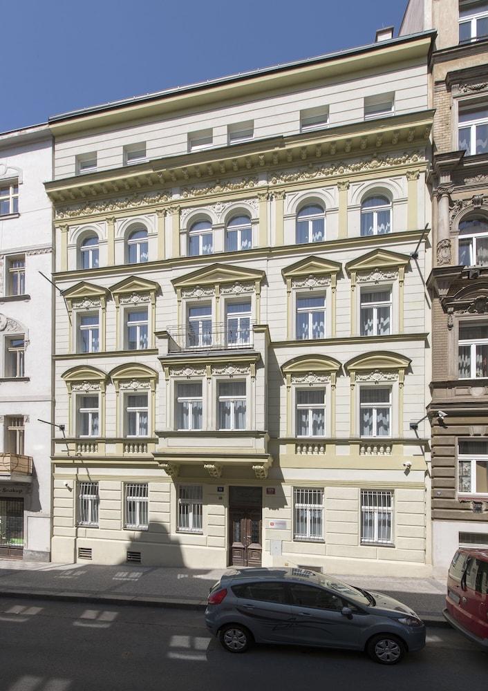 Apart-hotel Downtown Kodanska 4*